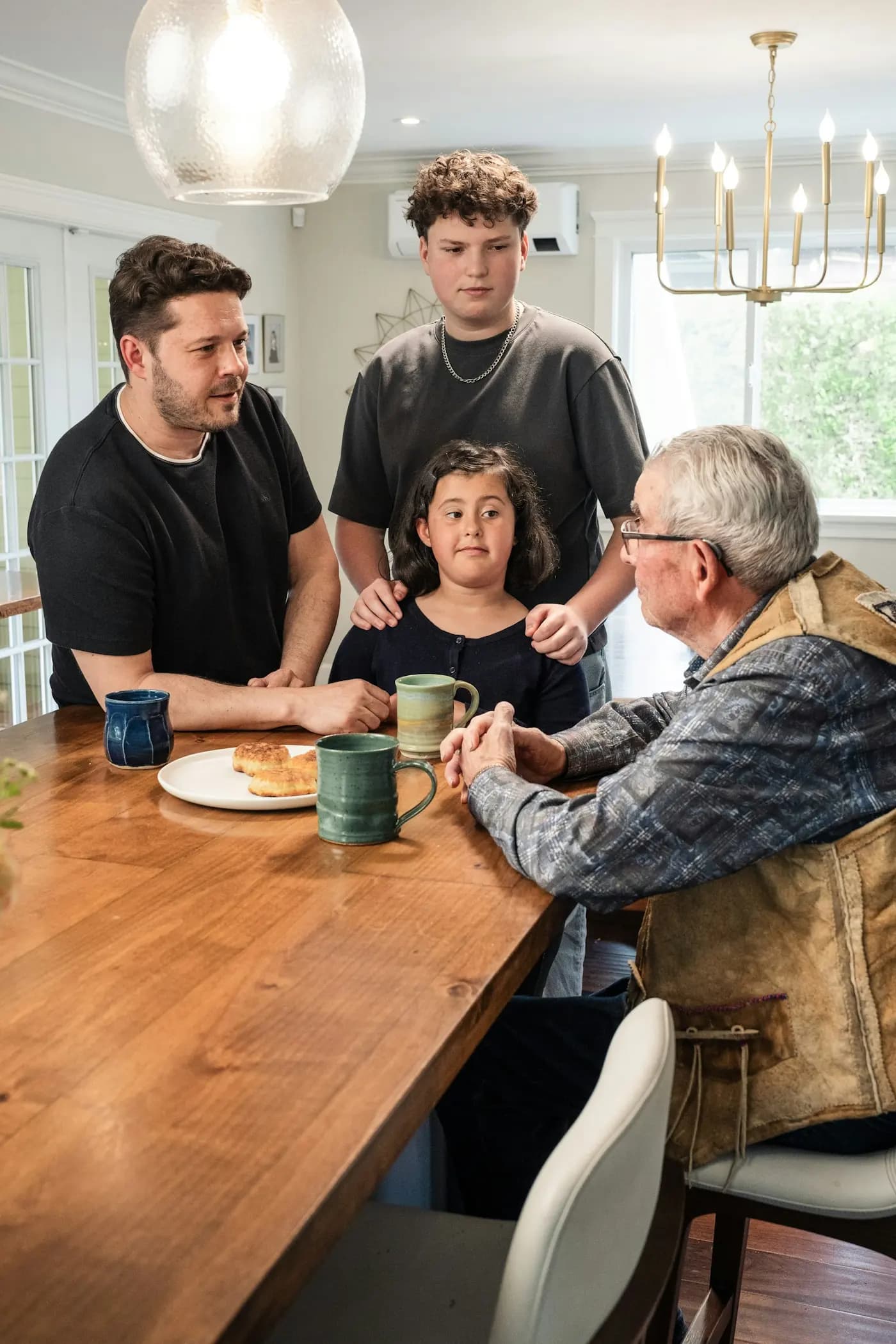 Een familie overlegt aan de keukentafel