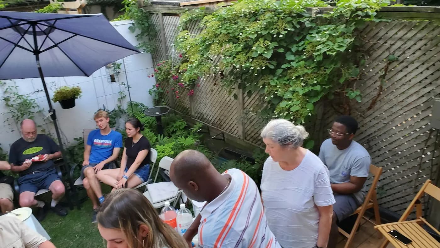 Vrienden zitten samen in een zonnige tuin