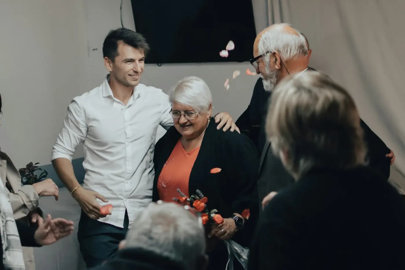 Een jubilaris wordt gefeliciteerd door collega's