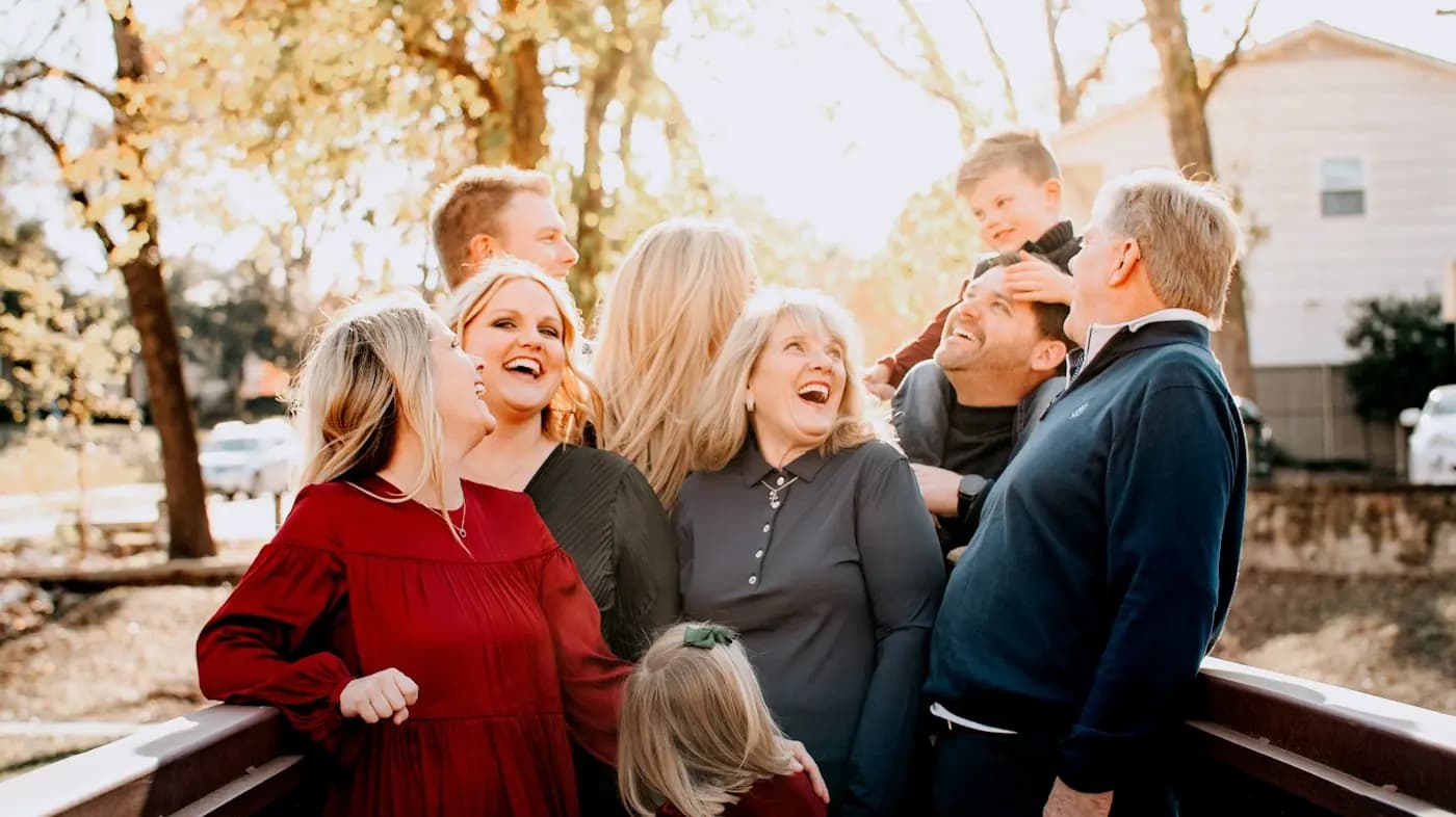 Een familie lacht samen buiten