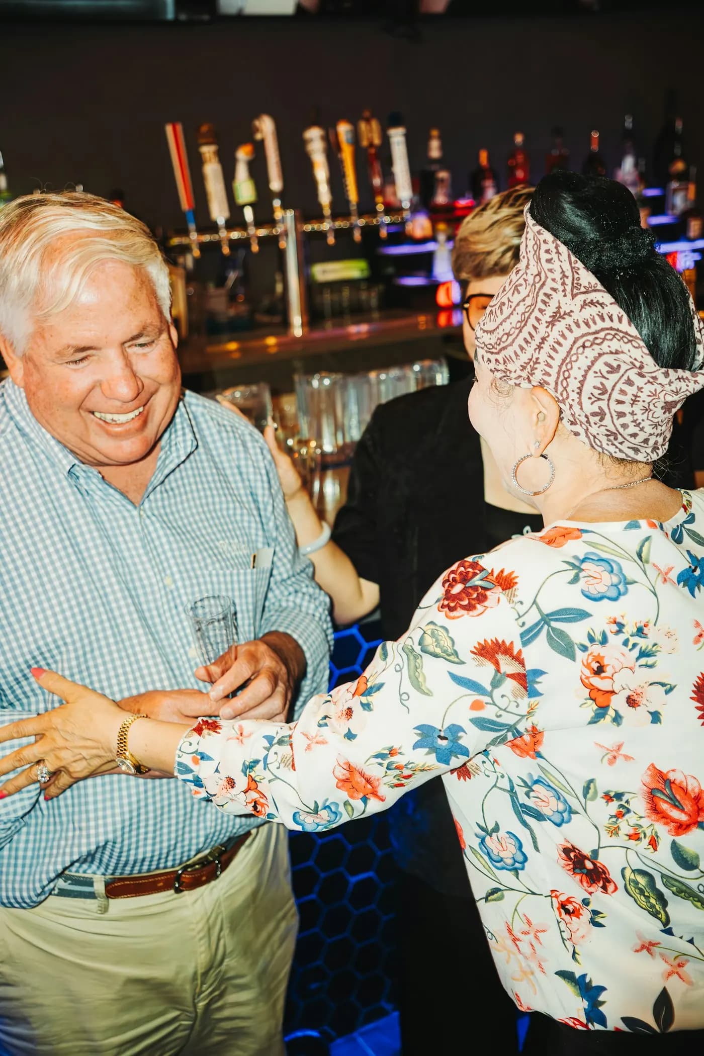 Twee mensen lachen samen om een oude herinnering