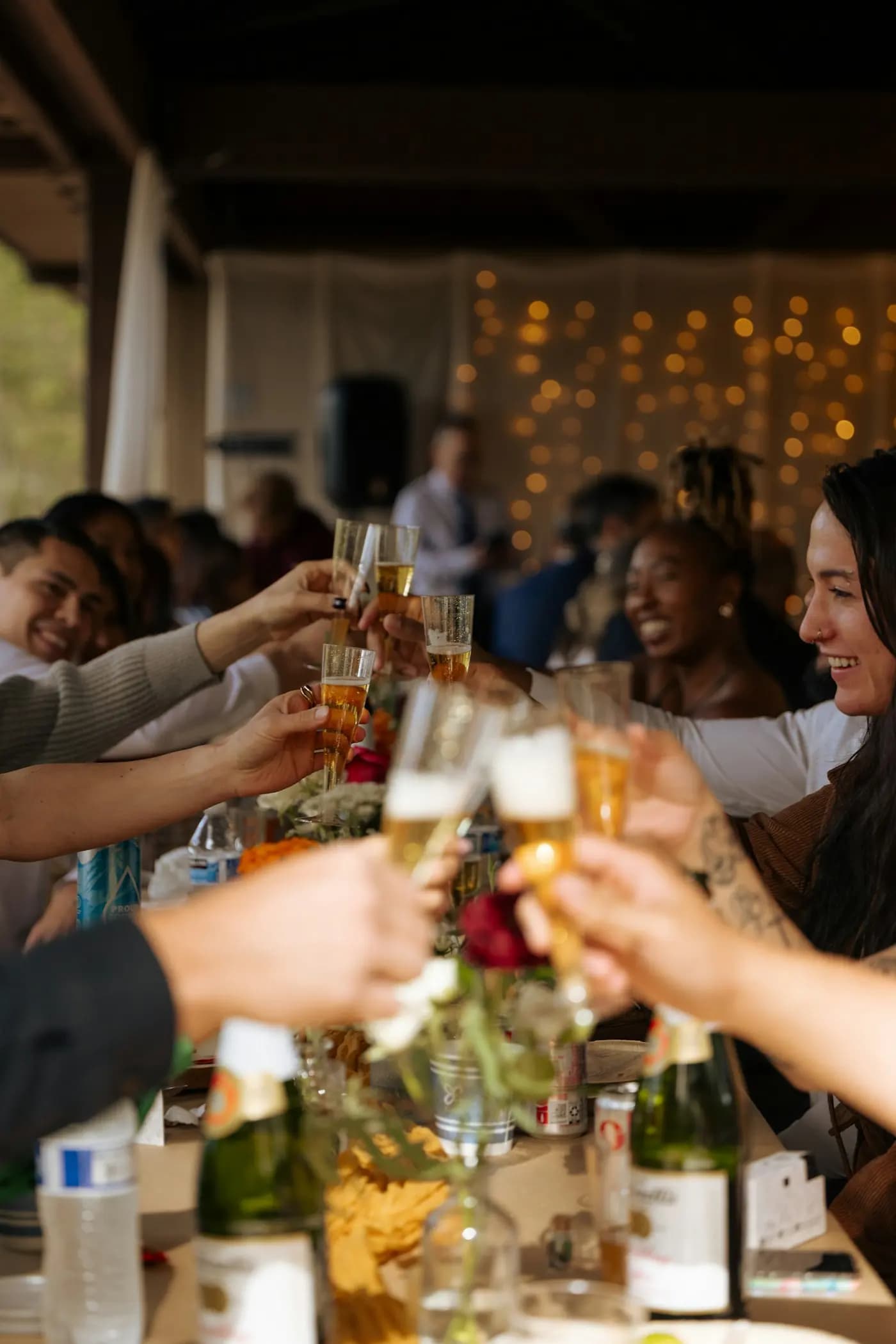Een groep proost met champagne