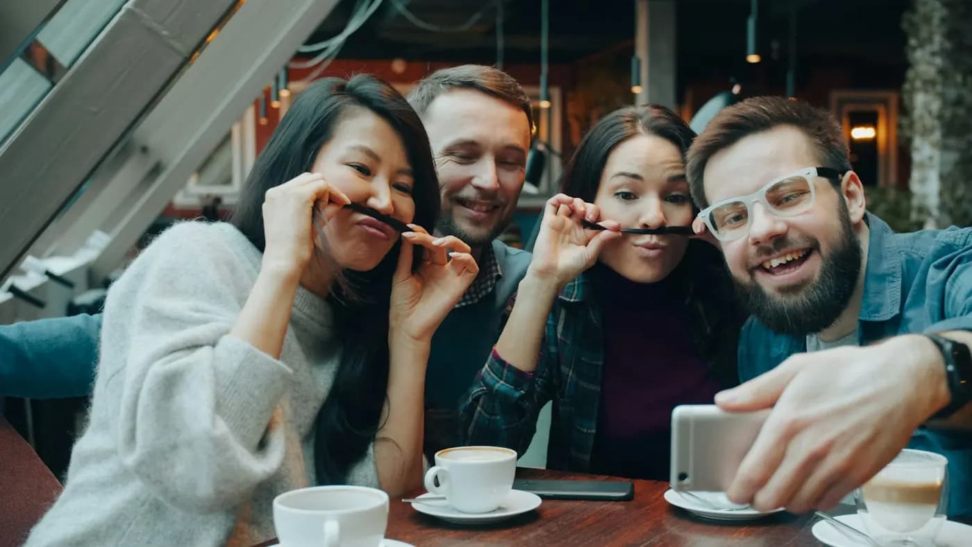 Vrienden maken samen een selfie aan een cafétafel