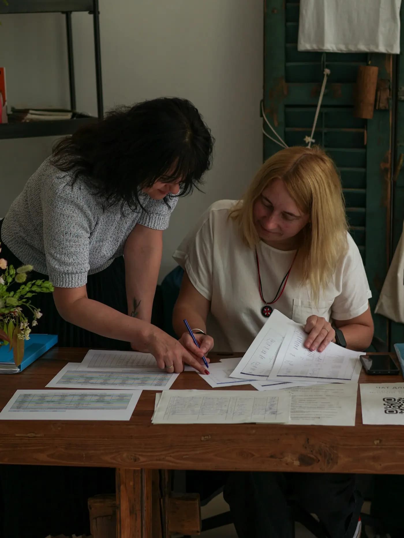 Twee vrouwen werken samen een planning op papier uit